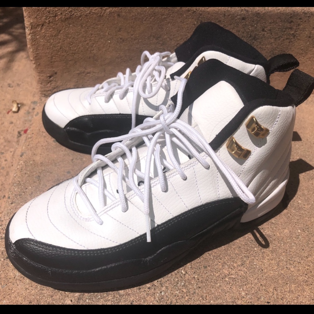 Jordan 12 TAXIS SIZE: Boys 5.5